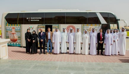 الآثار تجوب الشارقة في «حافلة التراث»