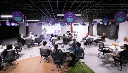 مدينة الشارقة للإعلام (شمس) تطلق مسابقة للمدونات الصوتية (بودكاست) وتمنح الفائزين تراخيص مجانية وجائزة نقدية