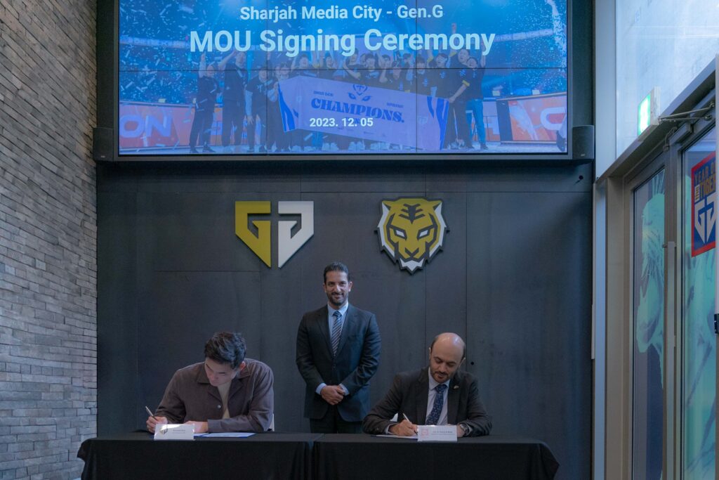 سلطان بن أحمد القاسمي يشهد توقيع مذكرة تفاهم بين مدينة الشارقة للإعلام وشركة جين جي للرياضات الالكترونية