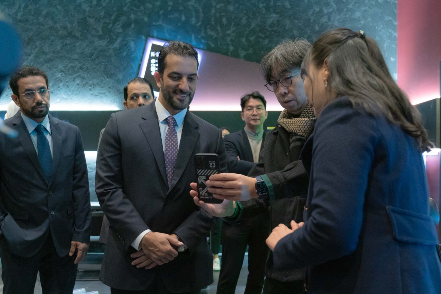 سلطان بن أحمد القاسمي يزور المجمع الكوري للواقع الافتراضي والمعزز "كوفاك" .